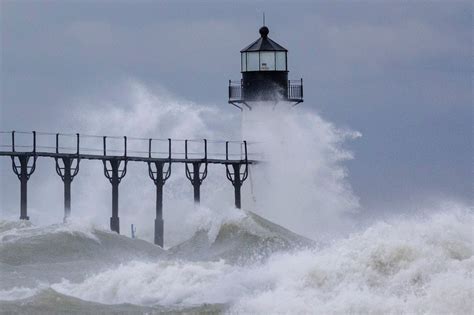 current waves on lake michigan.